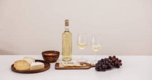 découvrez les différences entre le vin blanc sec et le vin blanc fruité, leurs saveurs uniques et comment choisir celui qui convient à vos goûts.