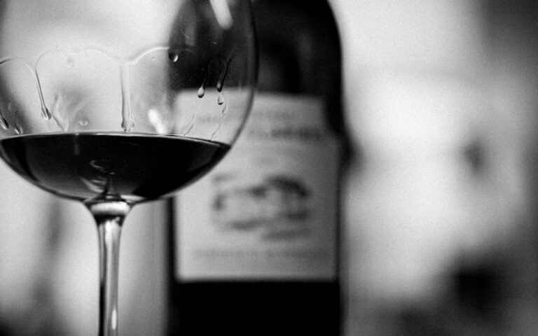 découvrez madiran, une région viticole renommée du sud-ouest de la france, célèbre pour ses vins rouges puissants et ses paysages pittoresques.