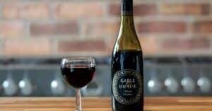 découvrez le malbec, un cépage rouge emblématique reconnu pour ses arômes puissants de fruits noirs et ses tanins veloutés. parfait pour accompagner vos plats raffinés et vos moments de dégustation.