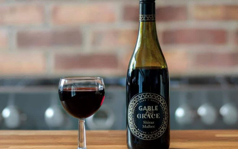 découvrez le malbec, un cépage rouge emblématique reconnu pour ses arômes puissants de fruits noirs et ses tanins veloutés. parfait pour accompagner vos plats raffinés et vos moments de dégustation.