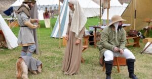 découvrez l'ambiance unique d'une festivité médiévale avec des costumes d'époque, des animations historiques et des spectacles captivants pour toute la famille.