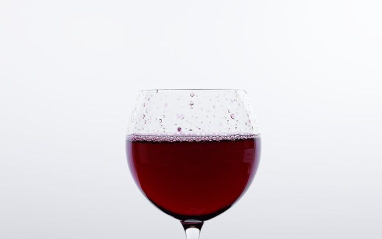 découvrez notre sélection de vins rouges d'exception, parfaits pour accompagner vos repas et ravir vos papilles.
