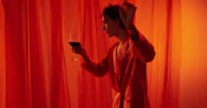 découvrez l'art du vin avec 'theatrical wine magic' : une expérience magique et théâtrale qui éveille vos sens et sublime chaque dégustation.