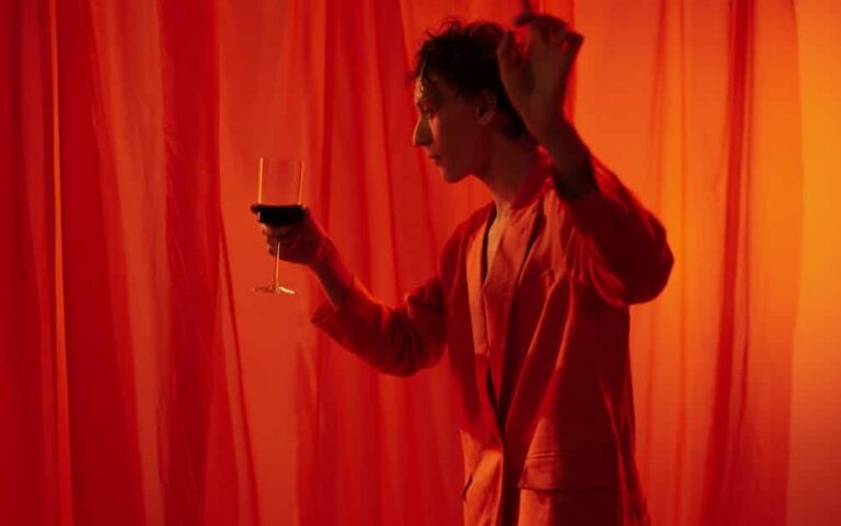 découvrez l'art du vin avec 'theatrical wine magic' : une expérience magique et théâtrale qui éveille vos sens et sublime chaque dégustation.