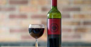 découvrez tout sur le vin : types, dégustation, accords mets-vins et conseils pour choisir la bouteille parfaite.