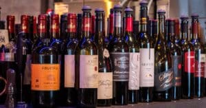 découvrez notre sélection raffinée de vins, des crus prestigieux aux découvertes authentiques, pour tous les amateurs de saveurs et d'élégance.