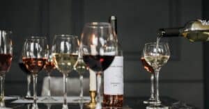 découvrez l'art de la dégustation de vin : apprenez à reconnaître les arômes, les saveurs et les textures pour apprécier pleinement chaque verre.