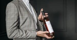 découvrez tout sur le vol de vin : causes, conséquences et mesures de prévention pour protéger vos précieuses bouteilles.