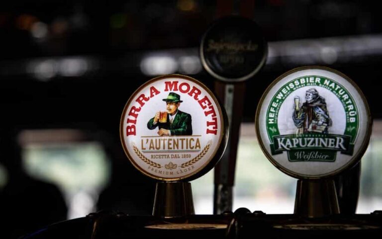 découvrez tout sur la bière : son histoire, ses différentes variétés, les meilleures recettes et conseils pour apprécier cette boisson rafraîchissante.