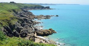 découvrez la bretagne, une région riche en histoire, culture et paysages naturels époustouflants, entre côtes sauvages et charmants villages.