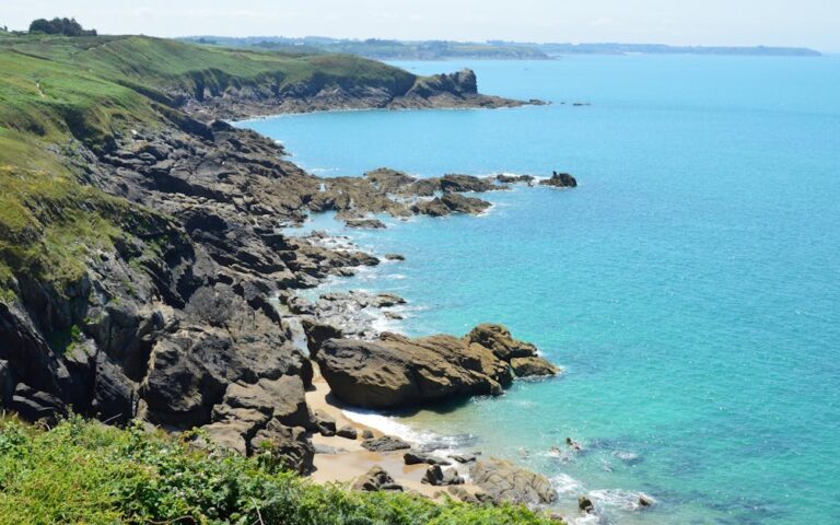 découvrez la bretagne, une région riche en histoire, culture et paysages naturels époustouflants, entre côtes sauvages et charmants villages.