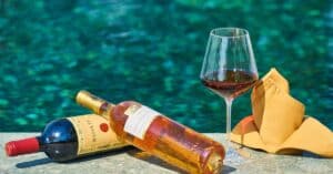 découvrez la controverse autour du vin de donald trump, ses origines, les réactions publiques et l'impact sur sa marque.