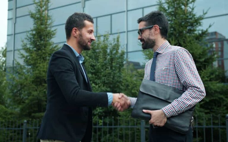 découvrez notre service exclusif meet and greet pour un accueil personnalisé et chaleureux, simplifiant vos déplacements et maximisant votre confort.