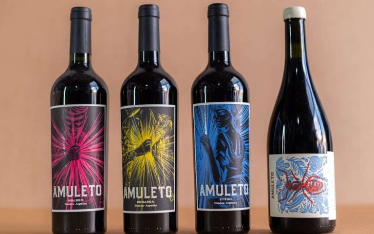 découvrez l'univers des vins naturels : des vins authentiques, élaborés sans additifs chimiques, reflétant le terroir et la passion des vignerons.