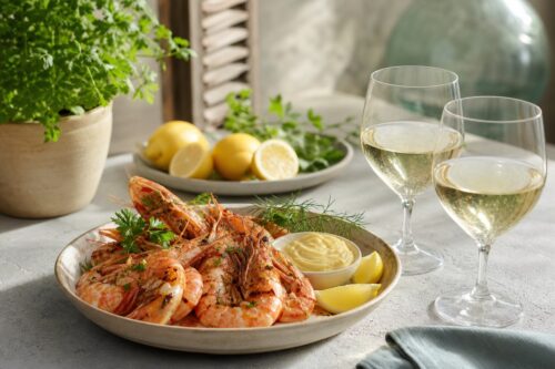 Crevettes grillées avec citron, aïoli et verres de vin blanc sec