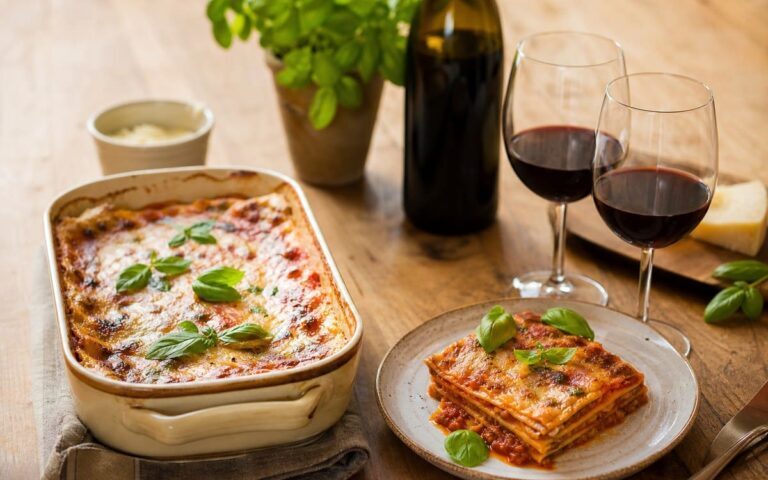 Lasagnes maison gratinées avec un verre de vin rouge