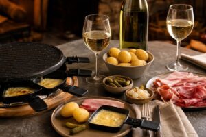 Raclette avec vin blanc, pommes de terre et charcuterie
