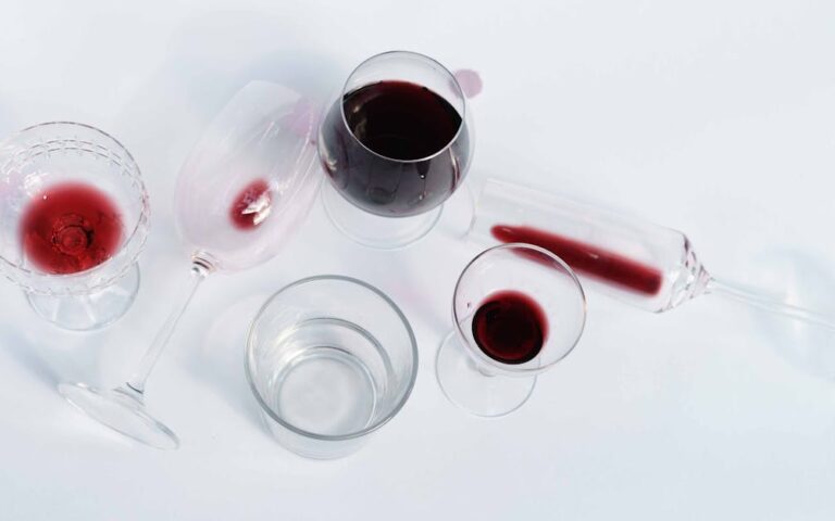 découvrez comment éliminer efficacement les taches de vin rouge sur vos vêtements et tissus grâce à nos conseils pratiques et méthodes éprouvées.