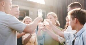 découvrez les erreurs à éviter lors du choix du vin pour votre barbecue d'été et profitez pleinement de vos repas en plein air.
