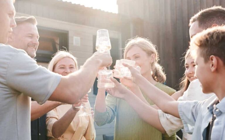 découvrez les erreurs à éviter lors du choix du vin pour votre barbecue d'été et profitez pleinement de vos repas en plein air.