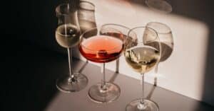 découvrez l'univers du vin : conseils de dégustation, accords mets et vins, et sélection des meilleurs crus pour toutes les occasions.
