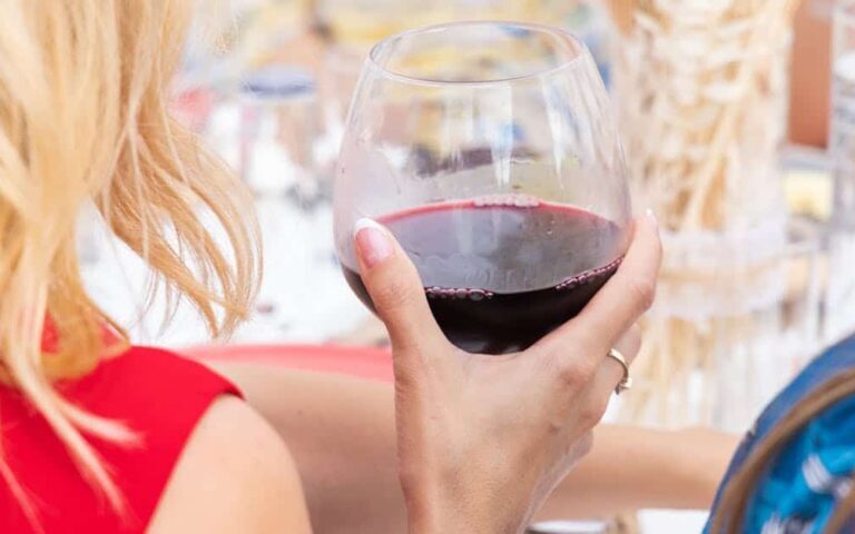 découvrez les tendances de la consommation de vin, ses bienfaits, et comment choisir le meilleur vin pour chaque occasion.