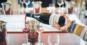 découvrez le vin rouge de bordeaux, un classique français renommé pour ses arômes riches, son équilibre parfait et son élégance incomparable, idéal pour toutes les occasions.