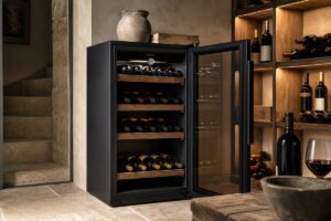 Cave à vin de vieillissement ouverte avec bouteilles rangées sur clayettes en bois