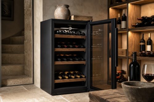 Cave à vin de vieillissement ouverte avec bouteilles rangées sur clayettes en bois