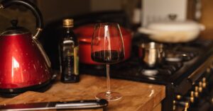 découvrez comment cuisiner sans vin blanc avec des alternatives savoureuses pour sublimer vos plats tout en respectant vos préférences.