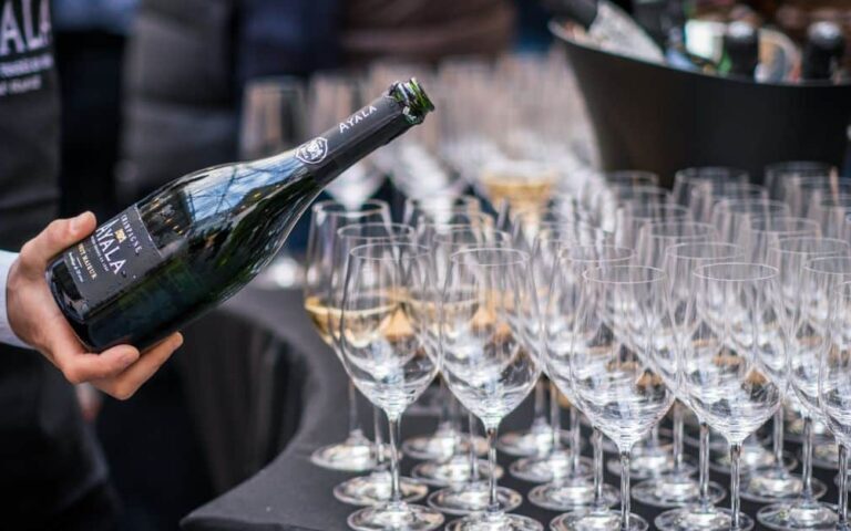 découvrez le crémant de savoie, un vin effervescent élégant et fruité, parfait pour toutes vos célébrations et moments de convivialité.