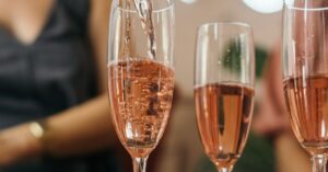 découvrez notre sélection raffinée de vins rosés, parfaits pour accompagner vos repas estivaux et moments de convivialité. saveurs délicates et fraîcheur garanties.