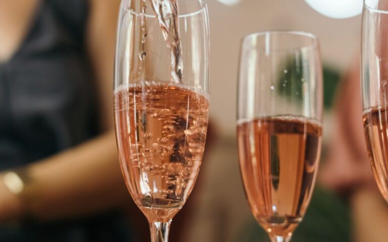 découvrez notre sélection raffinée de vins rosés, parfaits pour accompagner vos repas estivaux et moments de convivialité. saveurs délicates et fraîcheur garanties.