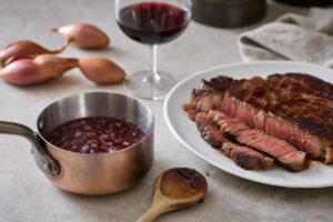 Sauce au vin rouge et échalotes pour viande rouge