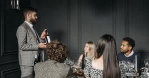découvrez le métier de sommelier : expert en vins, conseils de dégustation, accords mets et vins, et secrets des meilleurs crus pour sublimer vos repas.
