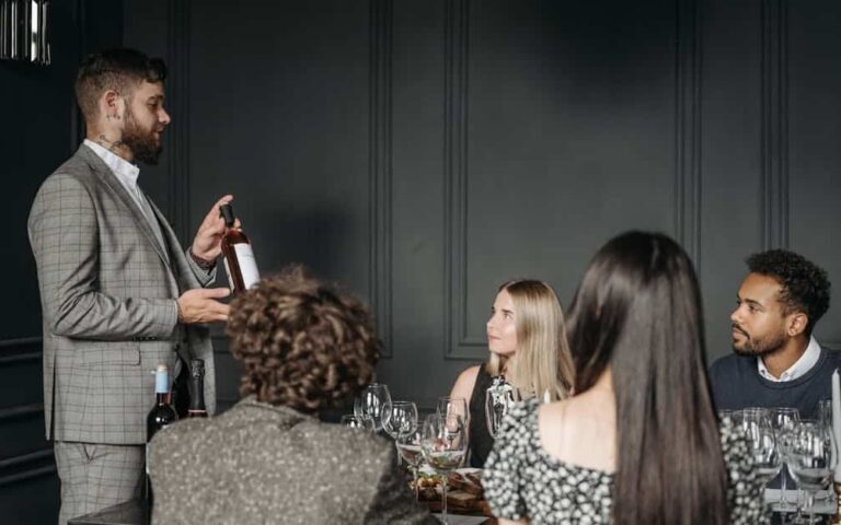 découvrez le métier de sommelier : expert en vins, conseils de dégustation, accords mets et vins, et secrets des meilleurs crus pour sublimer vos repas.