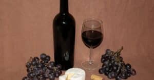 découvrez l'art de la viniculture : techniques de culture, vendanges et élaboration du vin pour des crus d'exception.