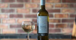 découvrez notre sélection de vins blancs raffinés, parfaits pour accompagner vos repas et célébrations avec élégance.