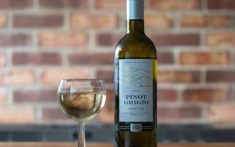 découvrez notre sélection de vins blancs raffinés, parfaits pour accompagner vos repas et célébrations avec élégance.