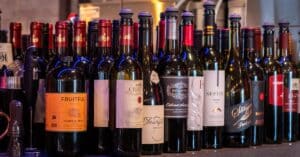 découvrez l'univers du vin : dégustation, cépages, accords mets et vins, et conseils pour choisir la meilleure bouteille.