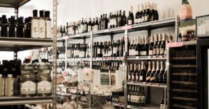 découvrez les causes et les conséquences de la crise du vin, un phénomène impactant la production et la consommation à l'échelle mondiale.
