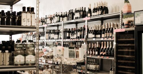 découvrez les causes et les conséquences de la crise du vin, un phénomène impactant la production et la consommation à l'échelle mondiale.