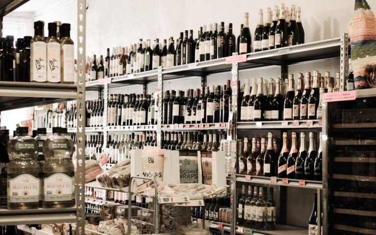 découvrez les causes et les conséquences de la crise du vin, un phénomène impactant la production et la consommation à l'échelle mondiale.