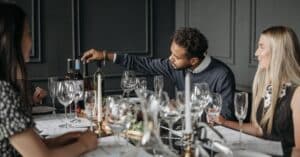 découvrez la foire du vin, un événement incontournable pour les amateurs de vin où vous pourrez déguster une sélection exceptionnelle de crus, rencontrer des producteurs passionnés et enrichir vos connaissances œnologiques.