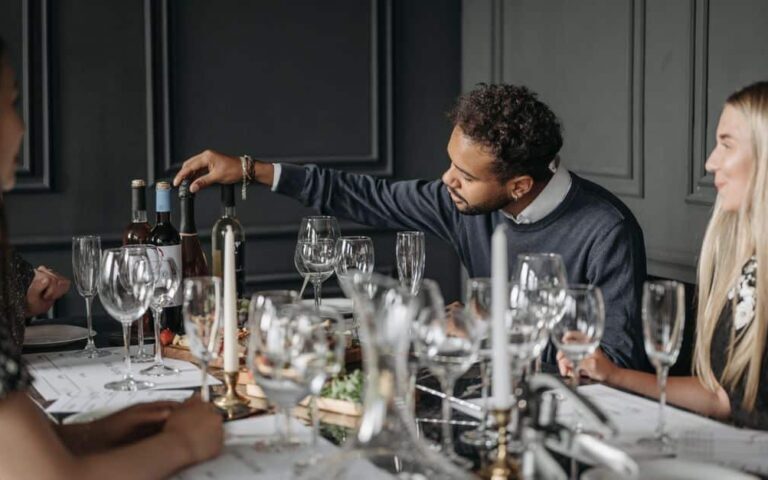 découvrez la foire du vin, un événement incontournable pour les amateurs de vin où vous pourrez déguster une sélection exceptionnelle de crus, rencontrer des producteurs passionnés et enrichir vos connaissances œnologiques.