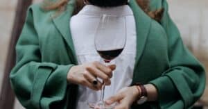 découvrez l'art de la dégustation de vins, apprenez à reconnaître les arômes et saveurs, et explorez une sélection unique de crus pour une expérience sensorielle exceptionnelle.