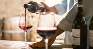 découvrez les erreurs courantes lors des dégustations de vin et apprenez comment les éviter pour mieux apprécier chaque bouteille.