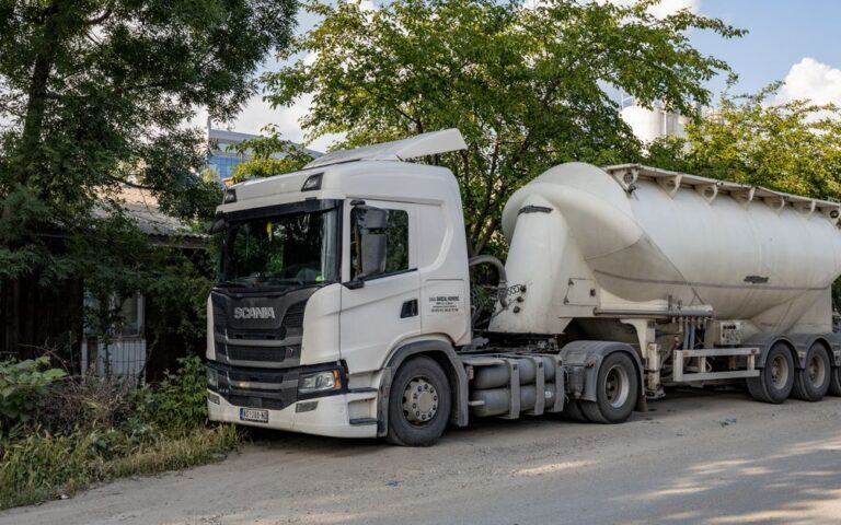 découvrez notre wine truck, une expérience mobile unique pour savourer des vins sélectionnés avec soin lors de vos événements et festivals.
