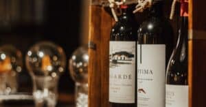découvrez notre collection unique d'étiquettes de vin, alliant design élégant et information détaillée pour sublimer vos bouteilles.