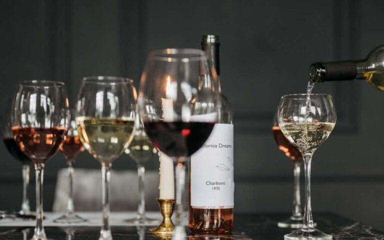 découvrez une sélection exceptionnelle de vins pour toutes les occasions, des rouges puissants aux blancs raffinés, et laissez-vous séduire par la richesse des saveurs.